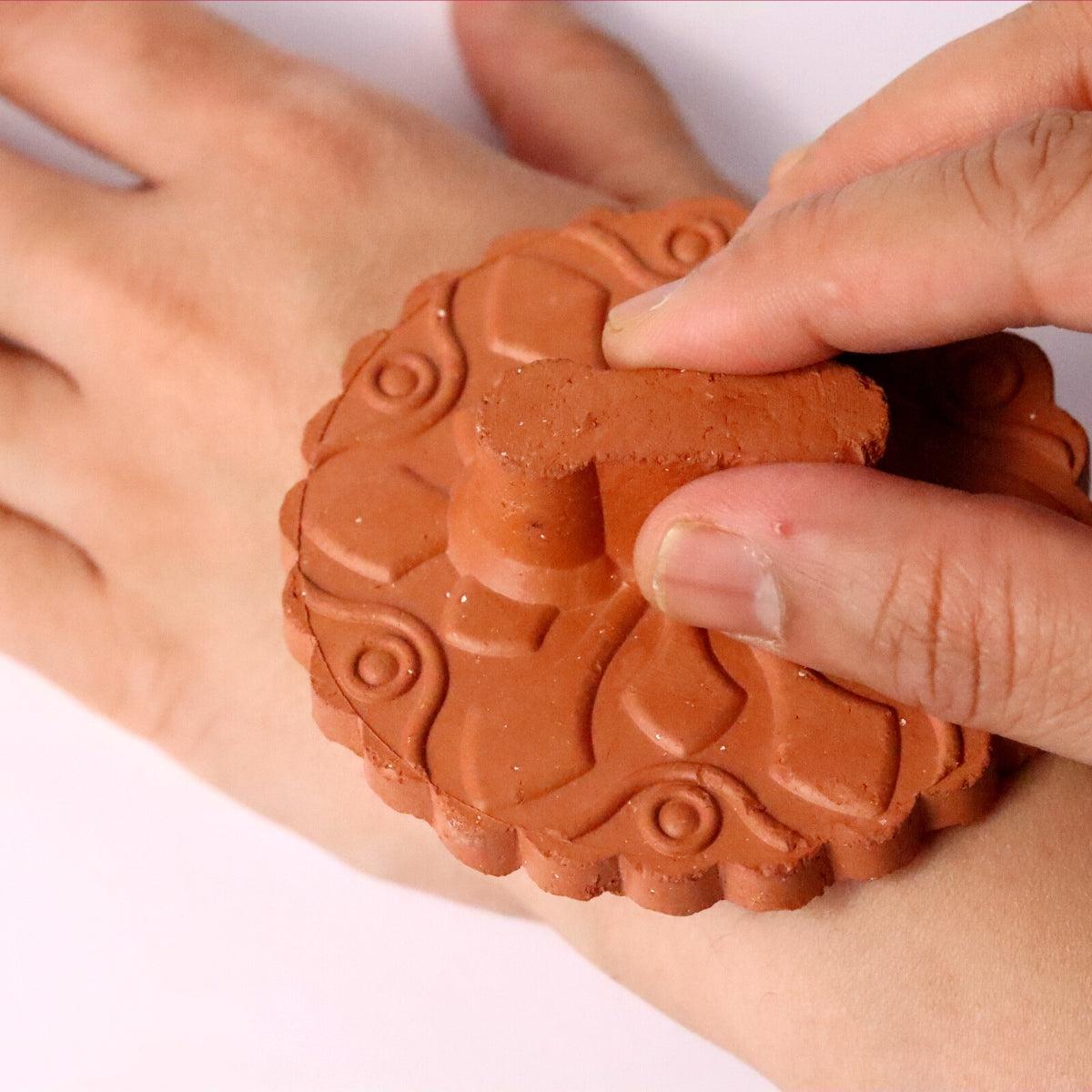 Natural Terracotta Exfoliator (Tikru)
